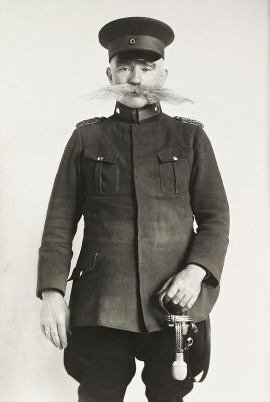 《警官》(Police Officer),奥古斯托·桑德,1925年