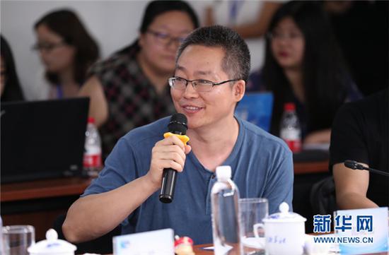 图为古籍、古代书画修复师范晓榆向单霁翔提问。 陈竞超/摄