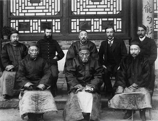 伯希和(后排右二)与中国的流放官员在乌鲁木齐