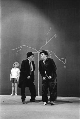 这株孤独、瘦削的石膏树是贾科梅蒂为贝克特1961年重演《等待戈多》特意设计的,成为两人最重要的合作成果以及20世纪舞台辨识度最高的道具。