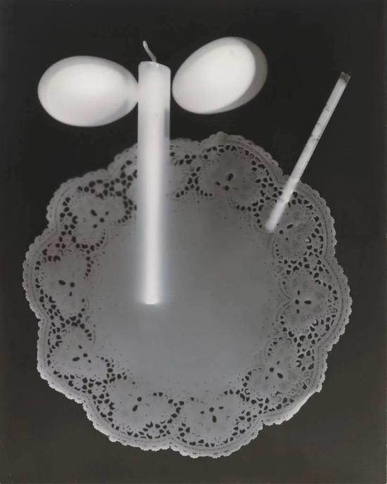 曼·雷《实物投影法》(Rayograph),1923。估价:20万到30万美元。图片:Image courtesy of Christie‘s Images Ltd。 2017