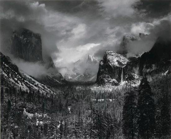 安塞尔·亚当斯(Ansel Adams),《冬日风暴散去》(Clearing WinterStorm),加州优胜美地国家公园(Yosemite National Park),1938年,估价:6万至8万美元。图片:Image courtesy of Christie‘s Images Ltd。 2017