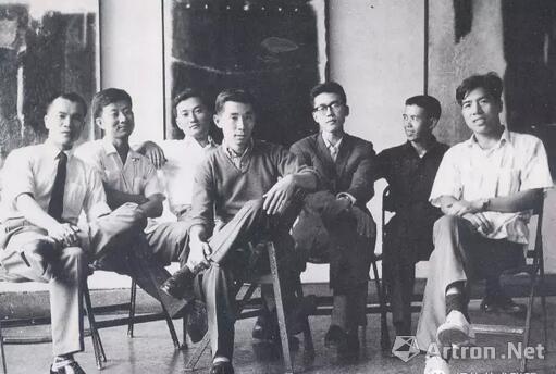 1961年第六届五月画会展览。左起:郭东荣/刘国松/庄喆/顾福生/韩湘宁/胡奇中/冯钟瑞