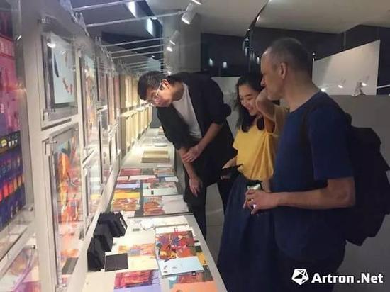 2017年央美毕业展上,在观看“绘本工作室”毕业展的观众