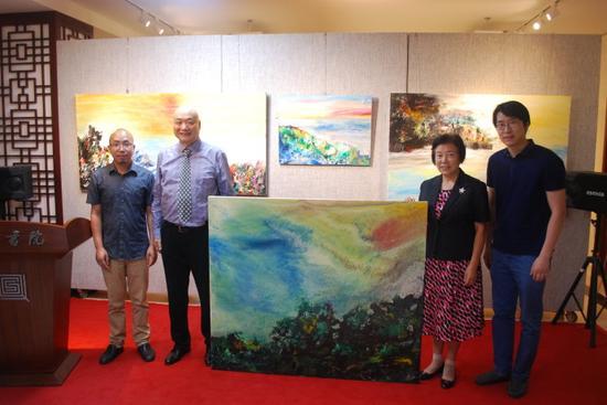 李洪涛先生向北师大坚净美术馆赠送大型绘画作品,坚净美术馆馆长黎加多(左1) 旅美画家李洪涛(左2)北师大原党委书记刘川生(右2)北师大启功书院副院长于乐