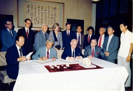 ▲ 亚瑟·M·赛克勒与北京大学时任校长丁石孙签署意愿书,1986,图片来源:sackler.org