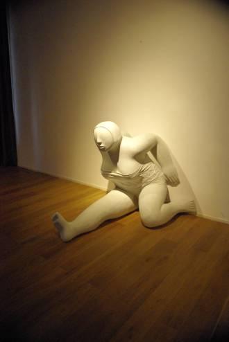 《胖女人2》138X120X108cm 玻璃钢 2009