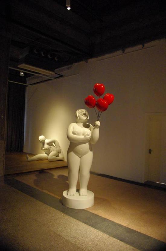 《Woman 3》72X72X210cm 玻璃钢 2009