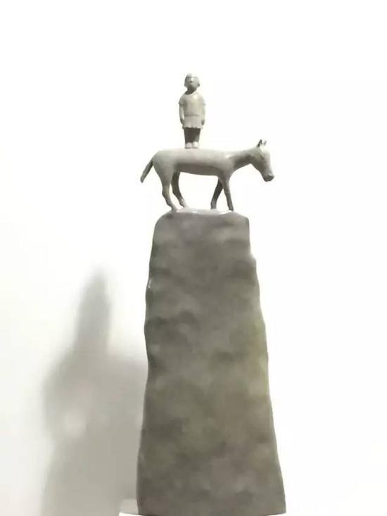 《高山上》34X15X95cm 铸铜 2013