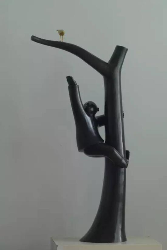 《攀》226X120X55cm 铸铜 2012