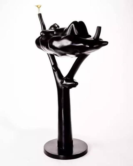 《躺着》93X42X144cm 铸铜 2012