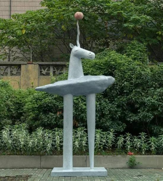 《马云的世界》148X73X333cm 玻璃钢 2013