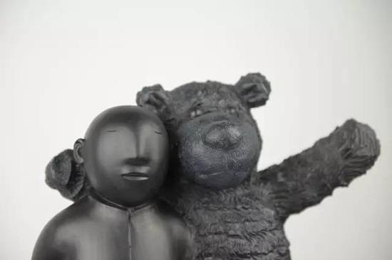 《哥俩好》(局部图)34X18X43cm 铸铜 2014