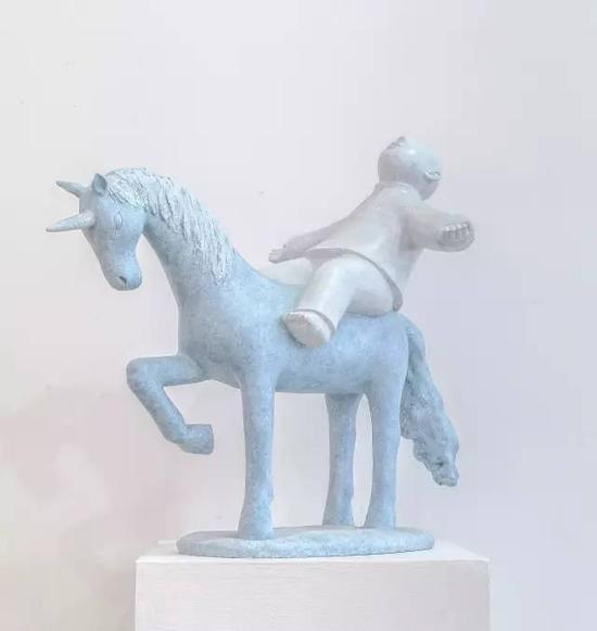 《放下一片天》72X41X56cm 铸铜 2013