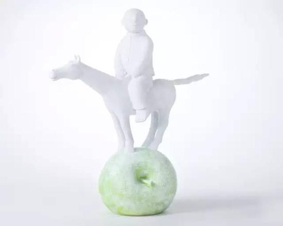 《苹果上》60X26X65cm 铸铜 2013