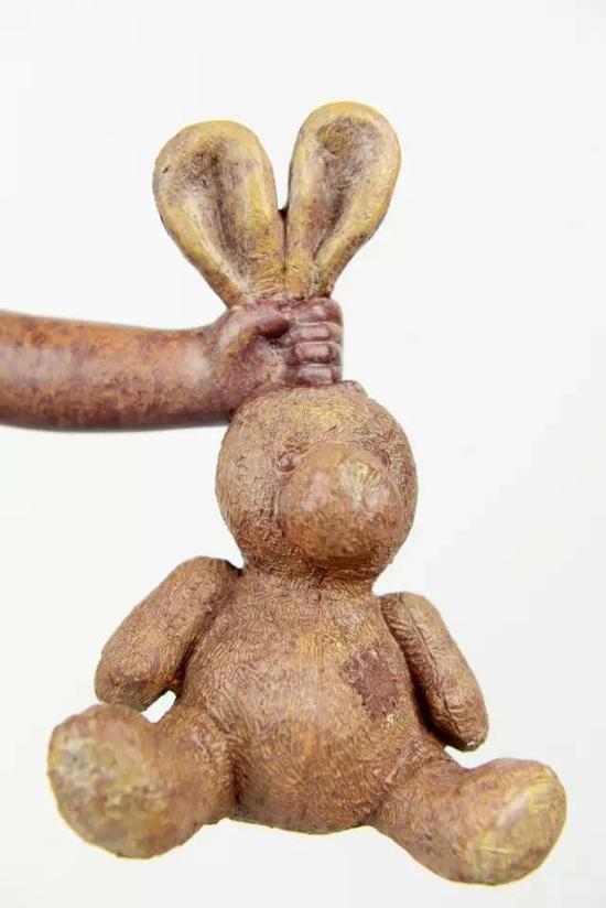 《控制欲》(细节图)28X34X47cm 铸铜 2014