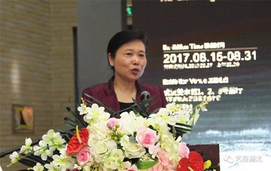 中共湖北省委常委、宣传部部长王艳玲女士宣布展览开幕