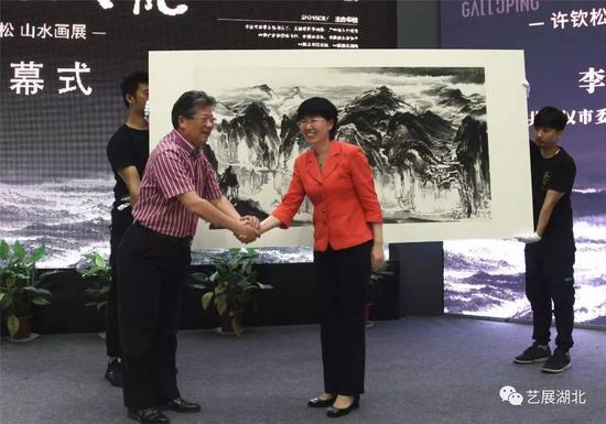 中共武汉市委常委、宣传部部长李述永女士接受画家许钦松捐赠作品并颁发收藏证书