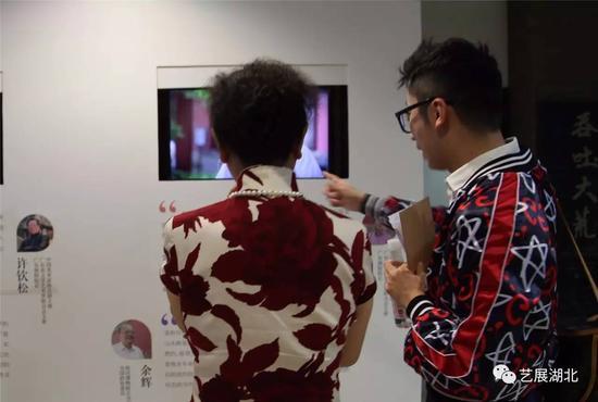 观众观看画家许钦松专题片