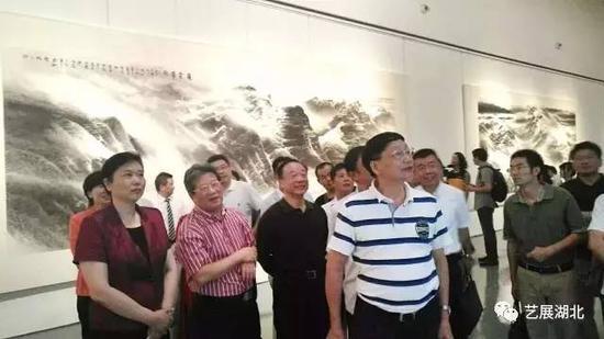 画家许钦松陪伴嘉宾观展