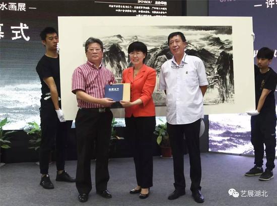 左起:画家许钦松、中共武汉市委常委、宣传部部长李述永女士、武汉美术馆馆长樊枫
