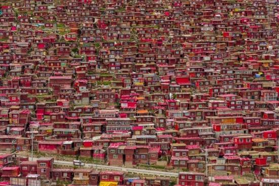 《HOUSES ON A HILL》,四川省