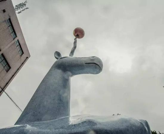 《马云的世界》(局部图)148X73X333cm 玻璃钢 2013