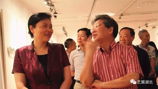 中共湖北省委常委、宣传部部长王艳玲女士与画家许钦松一起观展