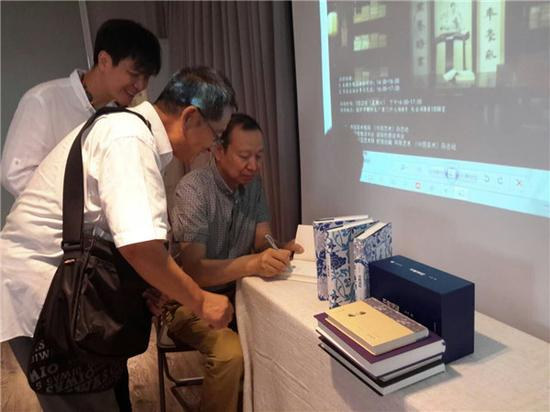 韦力在给读者签售新书
