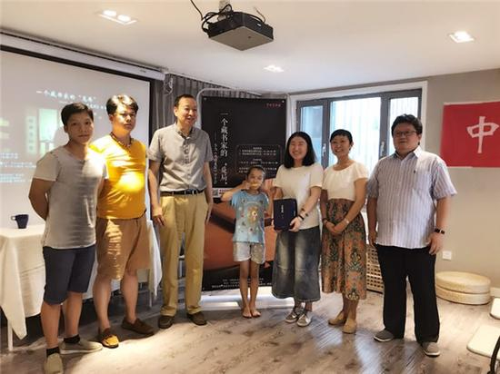 与部分读者合影,图右第二位为活动提供方高子馨