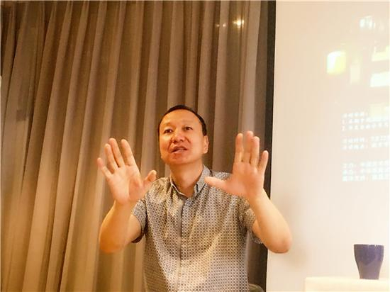 韦力专注的讲解