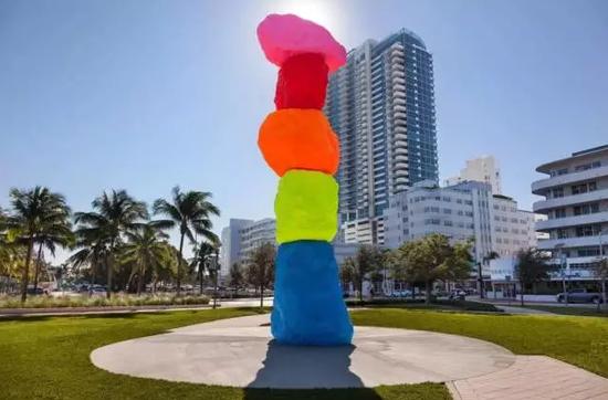 Ugo Rondinone,《迈阿密山》(Miami Mountain, 2016)。图片: Photo © Zachary Balber。 Courtesy of TheBass, Miami Beach。这个图腾柱式雕塑碉是美术馆有信心收藏的那类永久性作品的代表
