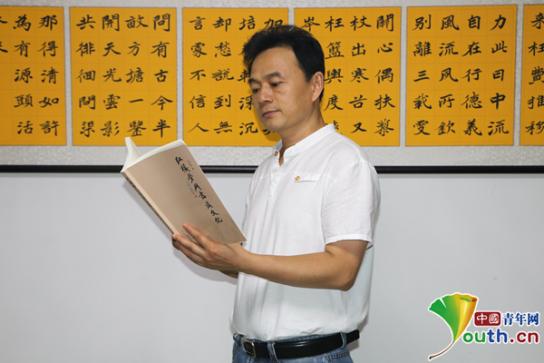图为孟宝跃在阅读书籍。本人供图