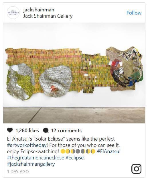 “El Anatsui的《日全食》应该是最适合在今天发布出来的作品了,想对有机会看到这件作品的你说一句:享受这次日全食吧!”。图片:Jack Shainman Gallery的Instagram