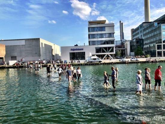 Ayse Erkmen 《On Water》 2017 (图片来自网络)