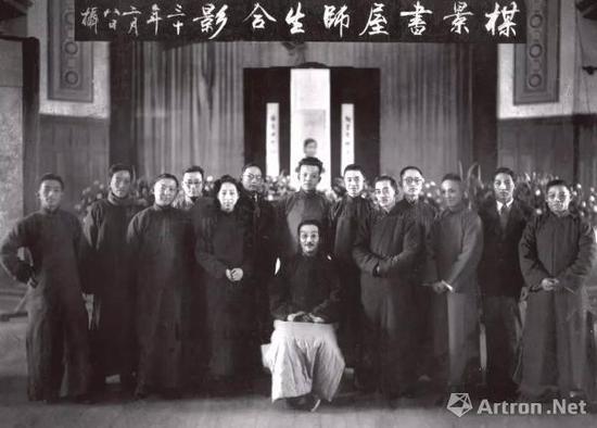 ▲1941年梅景书屋师生合影,居中坐者为吴湖帆,站者右六为徐邦达,左六为王季迁