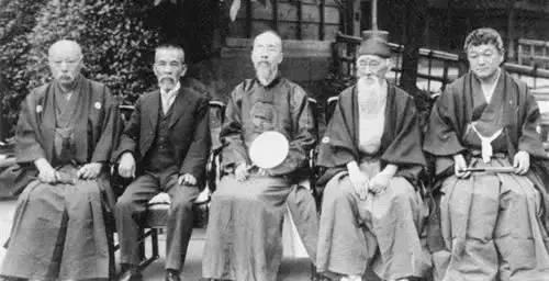 内藤湖南(右一)与罗振玉(右三)等,他们都曾是住友家族的顾问