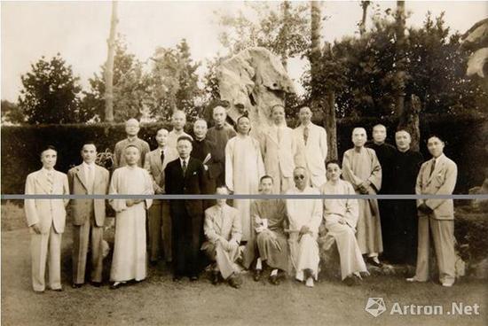 ▲1943年,甲午同庚会合影(前排右一为吴湖帆)