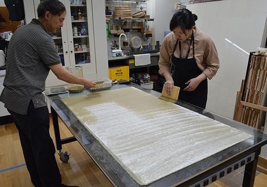 修复还将包括清理画心、重新上色、加“保护罩”、去除旧裱纸、添补新丝以及准备新裱纸,拼接起来,支撑整个立轴。