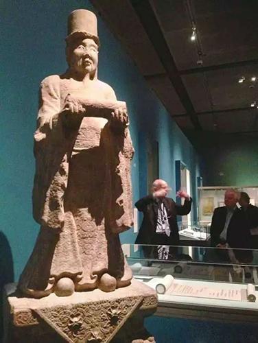 2016年9月,“明朝盛世五十年”展览在英国大英博物馆举办。柯律格在现场进行导览。