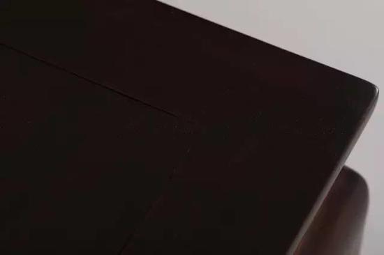 面下束腰,牙条素直,与腿足衔接,过渡自然,宛若一体。