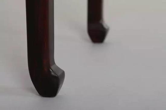 若马蹄腿向内兜转,就称为内翻马蹄腿,像一匹骏马的前蹄;足头向外的则称“外翻马蹄”。
