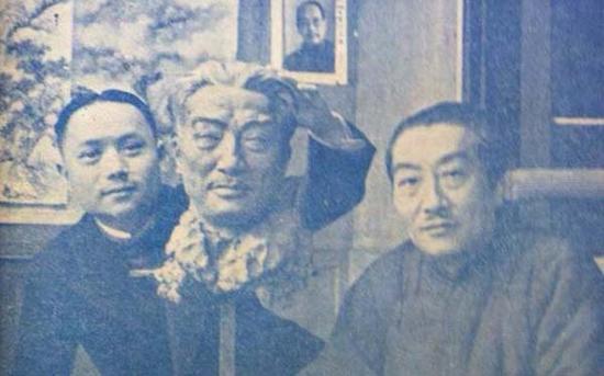张充仁(左)为吴湖帆塑像(该照片刊登于1947年2月第16期《寰球》杂志)