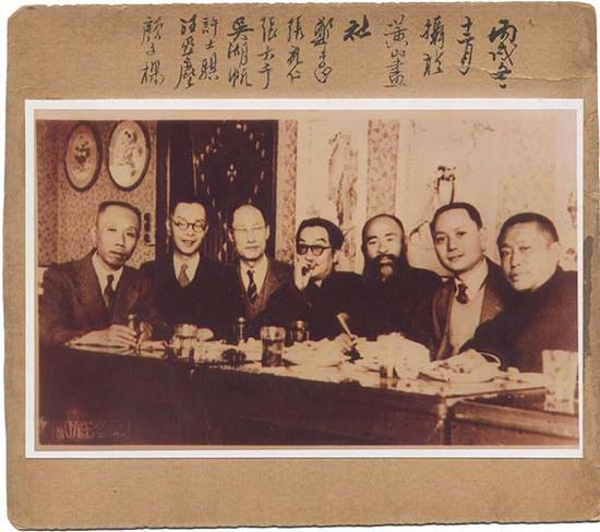1946年12月摄于黄山画社(左起:颜文樑、汪亚尘、许士骐、吴湖帆、张大千、张充仁、郑午昌)