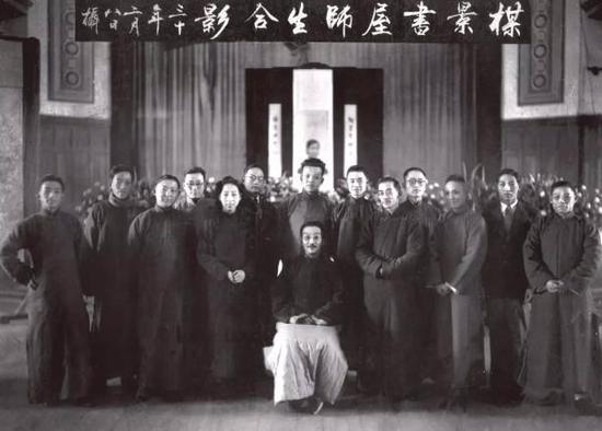 1941年梅景书屋师生合影,居中坐者为吴湖帆,站者右六为徐邦达,左六为王季迁