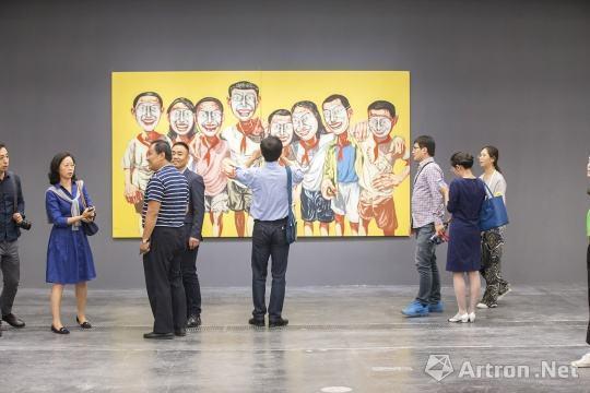 2016年曾梵志最大规模回顾展“散步”于UCCA举行,图为展览现场。