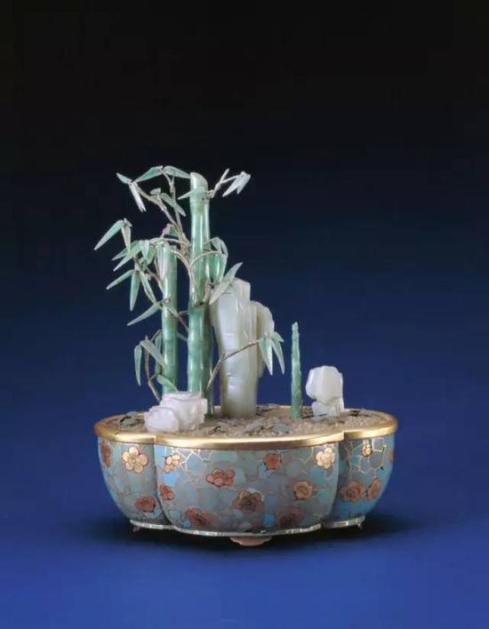 木胎海棠式盆翠竹盆景,清中期,通高18cm,盆口最长23.5cm,最宽16cm。