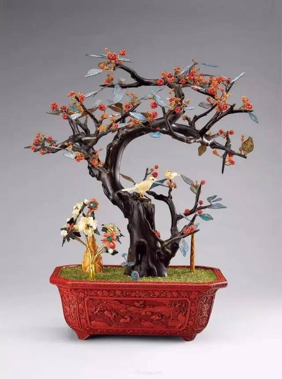 剔红开光松鹤鹿方盆嵌百宝宫廷造喜鹊梅花盆景,清乾隆,全高51cm;盆长31cm;盆宽20.5cm;盆高11cm。