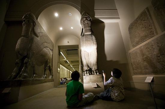 孩子们在埃及雕像前集结,The British Museum 图