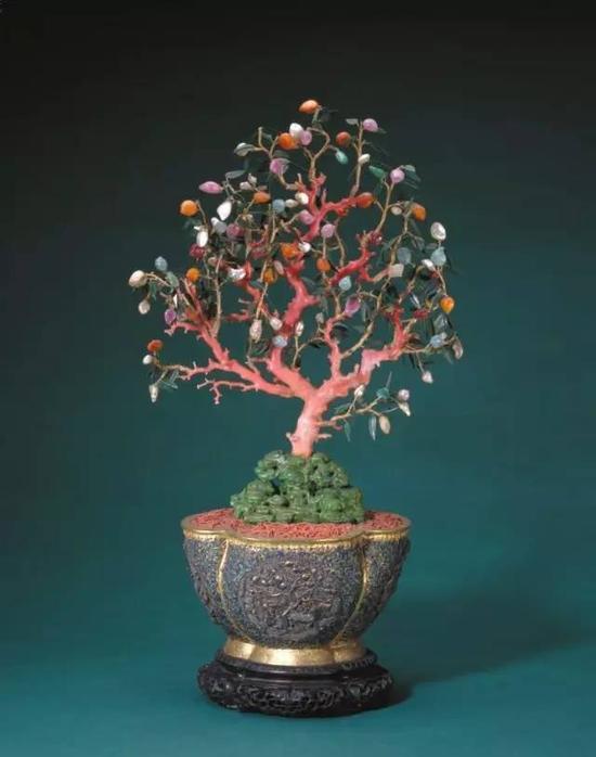 银累丝海棠花式盆珊瑚桃树盆景,清中期,造办处造,通高69cm,盆高21cm,盆径27-24.5cm。清宫旧藏。